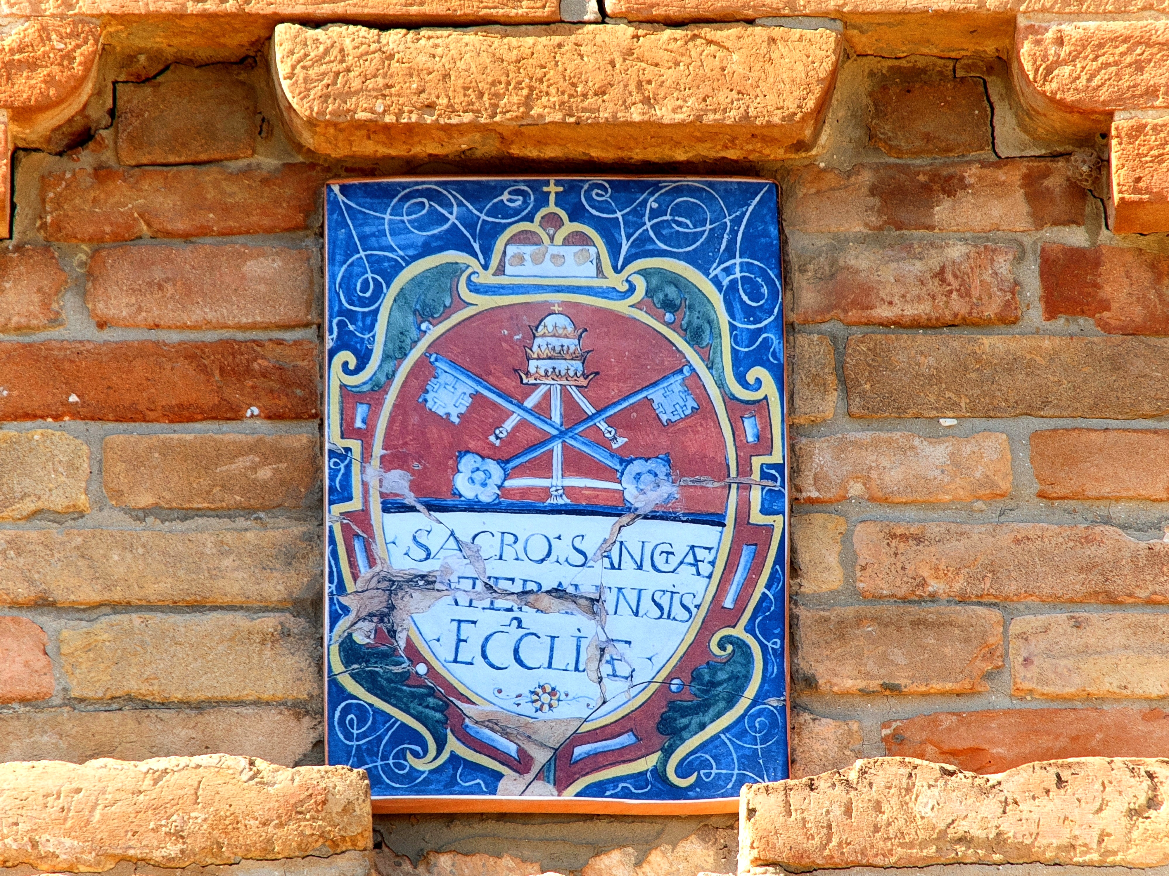 Saludecio (Rimini) - Stemma del Capitolo Lateranense sopra all'ingresso dell'Oratorio di San Rocco - Foto a piena risoluzione